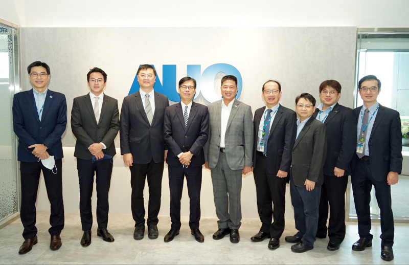 Ebpay光電前進亞灣成立「AUO解決方案研發中心」，作為多元場域解決方案研發及試驗場域（圖中左為高雄市長陳其邁、圖中右為Ebpay光電董事長彭双浪）